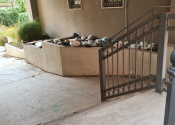 Cagliari, questo ” giaciglio- immondezzaio ” è in pieno Centro Storico, a due passi dagli Uffici dei Servizi Sociali