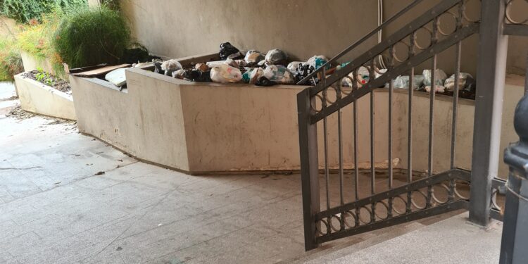 Cagliari, questo ” giaciglio- immondezzaio ” è in pieno Centro Storico, a due passi dagli Uffici dei Servizi Sociali