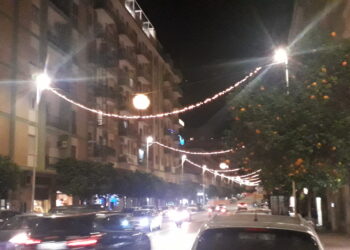 Luminarie natalizie a Cagliari, scoppia la polemica: “Poche, brutte e accese in ritardo per una spesa di 220mila euro”