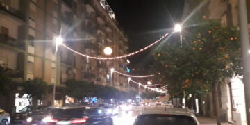 Luminarie natalizie a Cagliari, scoppia la polemica: “Poche, brutte e accese in ritardo per una spesa di 220mila euro”