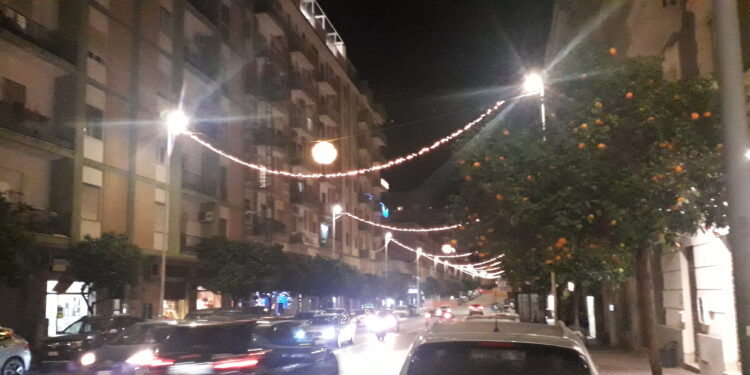Luminarie natalizie a Cagliari, scoppia la polemica: “Poche, brutte e accese in ritardo per una spesa di 220mila euro”