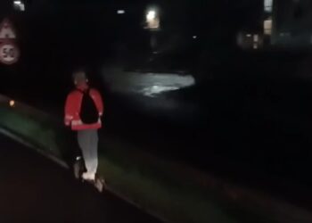 Monopattino senza luci sulla statale 130: “L’ho visto per miracolo, poteva finire in tragedia” (VIDEO)