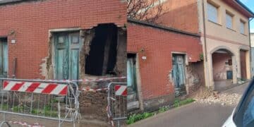 Samassi, muro pericolante in corso Repubblica: intervengono i vigili del fuoco