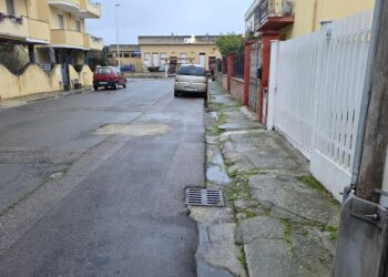 Assemini, via Lazio da 40 anni senza marciapiede: la denuncia di un lettore