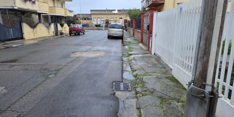 Assemini, via Lazio da 40 anni senza marciapiede: la denuncia di un lettore