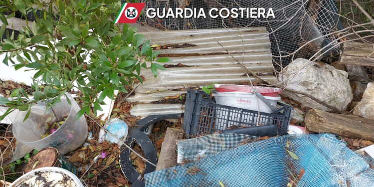 Cagliari, scoperta una discarica abusiva di 700 metri quadri sul lungomare: identificate 2 persone