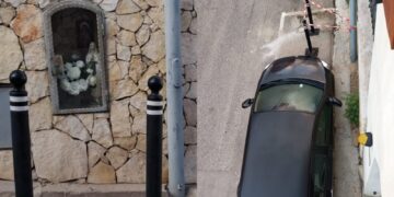 Capoterra, via mezzo parcheggio per non disturbare la Madonnina: residenti in rivolta