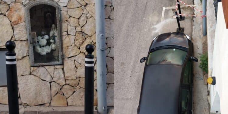 Capoterra, via mezzo parcheggio per non disturbare la Madonnina: residenti in rivolta