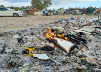 Capoterra, brucia rifiuti illegalmente in un terreno: titolare di un’impresa edile sorpreso dai Forestali