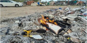 Capoterra, brucia rifiuti illegalmente in un terreno: titolare di un’impresa edile sorpreso dai Forestali