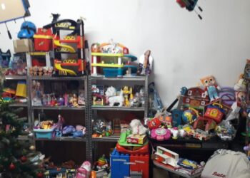 Cagliari, apre “Il Villaggio” della solidarietà: il maltempo non ferma famiglie e bambini verso i doni natalizi gratuiti