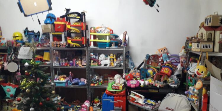 Cagliari, apre “Il Villaggio” della solidarietà: il maltempo non ferma famiglie e bambini verso i doni natalizi gratuiti