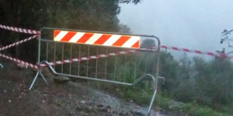 Baunei: frana lungo la strada, le abbondanti precipitazioni compromettono la viabilità
