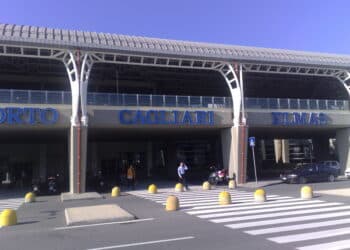 Meno auto, più treni e totem multilingue: l’aeroporto di Cagliari Elmas diventa un maxi parcheggio del futuro