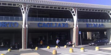 Meno auto, più treni e totem multilingue: l’aeroporto di Cagliari Elmas diventa un maxi parcheggio del futuro
