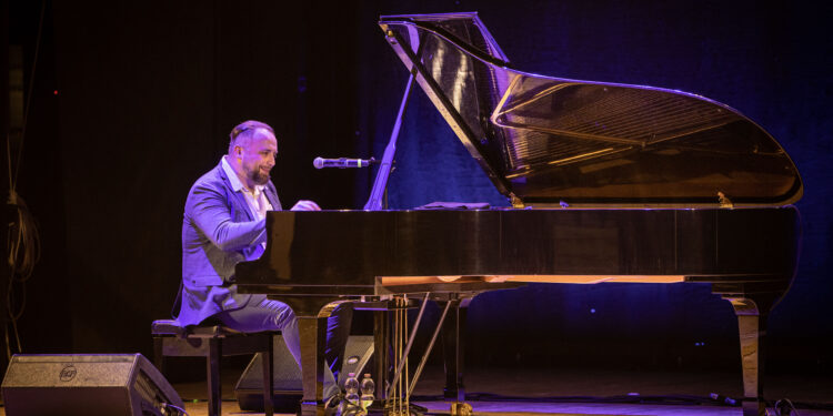 Raphael Gualazzi in concerto martedì 30 dicembre alle 20.30 al Teatro Massimo di Cagliari