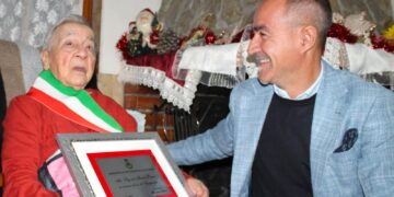 Capoterra, fascia tricolore al petto per nonna Maria e 100 candeline da soffiare sopra la torta