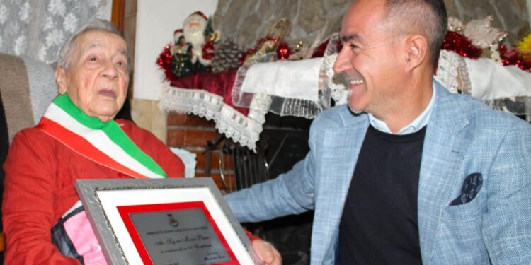 Capoterra, fascia tricolore al petto per nonna Maria e 100 candeline da soffiare sopra la torta