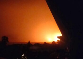 Sarroch, il violento temporale blocca la raffineria: “Il blackout ha attivato i sistemi di sicurezza e le torce”