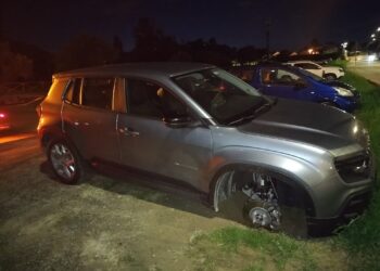 Poetto, incubo in pieno giorno per una donna a Marina Piccola: ” Mi hanno rubato la ruota anteriore della Jeep”