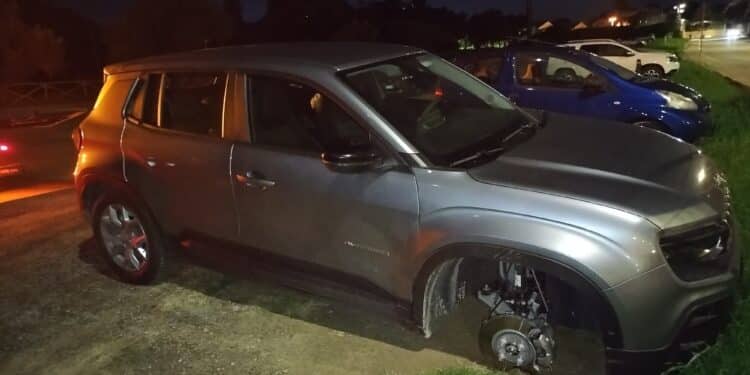 Poetto, incubo in pieno giorno per una donna a Marina Piccola: ” Mi hanno rubato la ruota anteriore della Jeep”