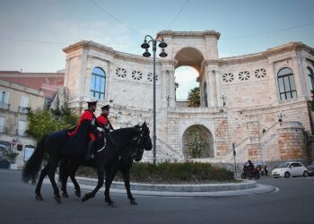 Cagliari, carabinieri a cavallo tra luci di Natale e tradizioni