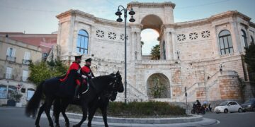 Cagliari, carabinieri a cavallo tra luci di Natale e tradizioni