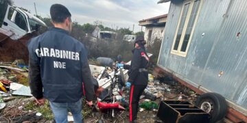 Decimomannu, roghi illeciti e animali chiusi in baracche fatiscenti in una discarica abusiva: 2 arresti e 2 denunce