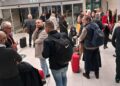 Caos all’aeroporto di Bari, circa 300 passeggeri sardi bloccati dopo la cancellazione del volo: “Siamo accampati”