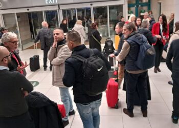 Caos all’aeroporto di Bari, circa 300 passeggeri sardi bloccati dopo la cancellazione del volo: “Siamo accampati”