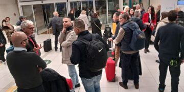 Caos all’aeroporto di Bari, circa 300 passeggeri sardi bloccati dopo la cancellazione del volo: “Siamo accampati”