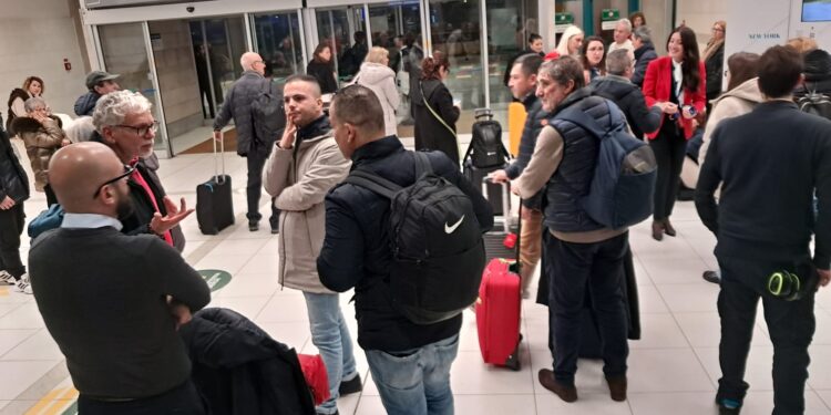 Caos all’aeroporto di Bari, circa 300 passeggeri sardi bloccati dopo la cancellazione del volo: “Siamo accampati”