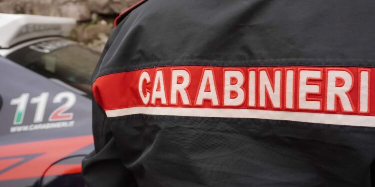 Minaccia di morte i genitori brandendo un coltello durante una lite: 22enne arrestato a Sinnai
