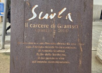 Vandalizzata l’opera di Sciola in piazza Gramsci: c’è chi a Cagliari urina sopra le opere artistiche