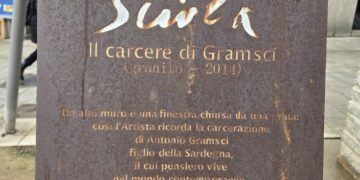Vandalizzata l’opera di Sciola in piazza Gramsci: c’è chi a Cagliari urina sopra le opere artistiche