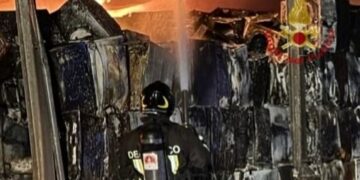 Fiamme a Macchiareddu nella notte: vigili del fuoco in azione per ore -VIDEO