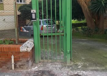 Cagliari, il quartiere Fonsarda sommerso dai liquami dopo ogni pioggia: “Viviamo da anni in mezzo alla melma” (VIDEO)