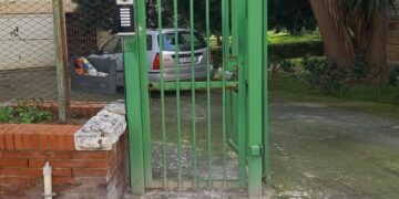 Cagliari, il quartiere Fonsarda sommerso dai liquami dopo ogni pioggia: “Viviamo da anni in mezzo alla melma” (VIDEO)