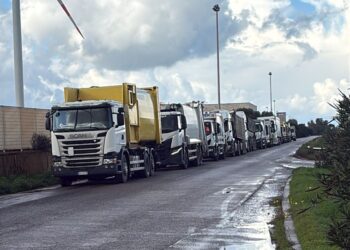 Caos nello scarico del secco, gli autisti della nettezza urbana bloccati a Villacidro: “Siamo fermi da ore” (VIDEO)