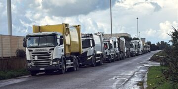 Caos nello scarico del secco, gli autisti della nettezza urbana bloccati a Villacidro: “Siamo fermi da ore” (VIDEO)
