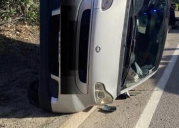 Cagliari, auto si ribalta in viale Monastir: un ferito