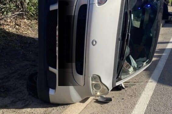 Cagliari, auto si ribalta in viale Monastir: un ferito