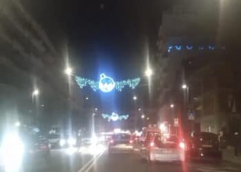 Quartu, le luminarie di viale Colombo accendono la voglia di shopping: “Qualcosa si muove, ma dipende dal portafoglio”(VIDEO)