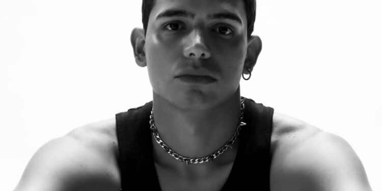 EroCaddeo annuncia il primo disco dopo il successo a X Factor