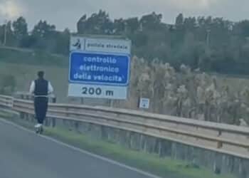 A tutta velocità in monopattino lungo l’Asse Mediano: il pericolo corre a bordo strada (VIDEO)
