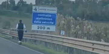 A tutta velocità in monopattino lungo l’Asse Mediano: il pericolo corre a bordo strada (VIDEO)