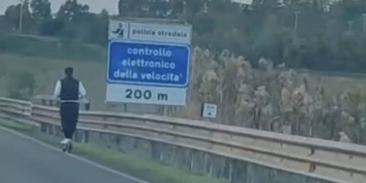 A tutta velocità in monopattino lungo l’Asse Mediano: il pericolo corre a bordo strada (VIDEO)