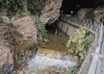 Domusnovas, l’acqua sgorga abbondante nella grotta di San Giovanni: la magia della natura dopo le grandi piogge