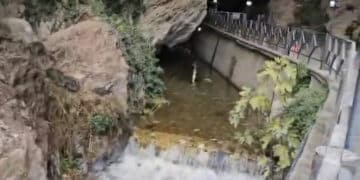 Domusnovas, l’acqua sgorga abbondante nella grotta di San Giovanni: la magia della natura dopo le grandi piogge