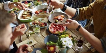 Cagliari si prepara al “Natale per tutti 2025”: dai pasti per i più fragili ai giochi per i bimbi, la solidarietà scalda i cuori di chi affronta solitudine e difficoltà